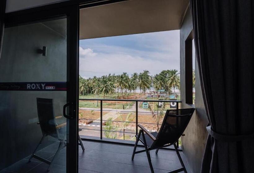 חדר דחוקס עם מיטת קינג, Roxy Sematan Villa & Townhouse