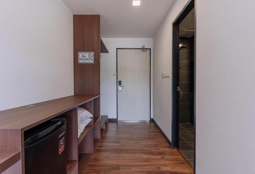 חדר דחוקס עם מיטת קינג, Roxy Sematan Villa & Townhouse