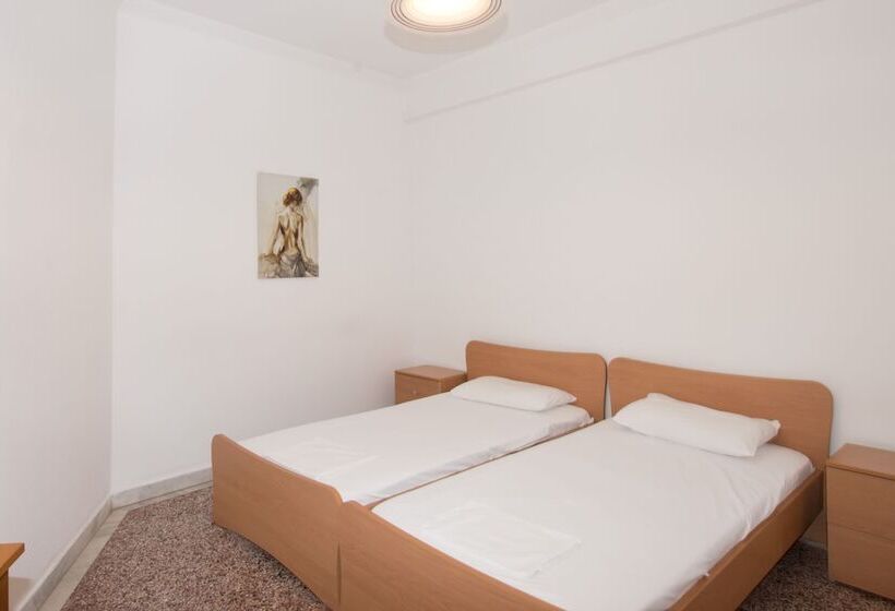 1ベッドルームアパートメント, Karayiannis