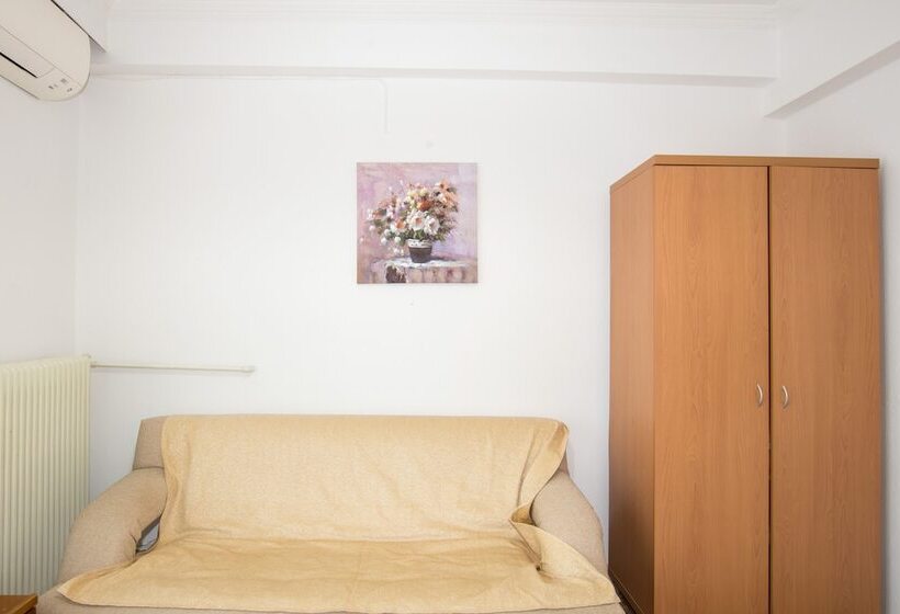 1ベッドルームアパートメント, Karayiannis