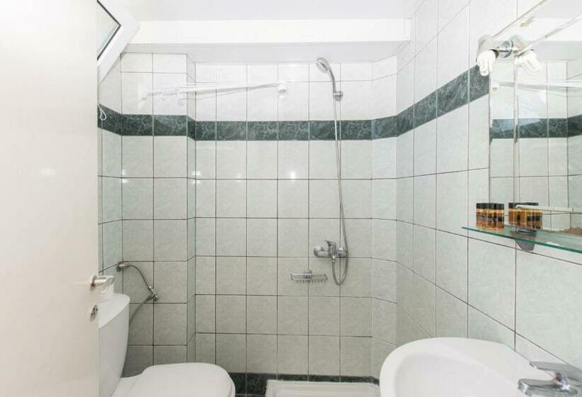 1ベッドルームアパートメント, Karayiannis