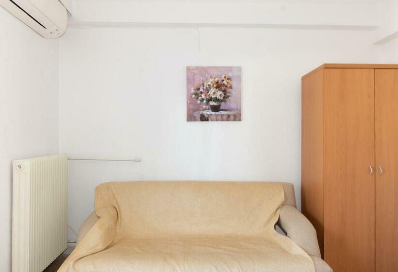 1ベッドルームアパートメント, Karayiannis