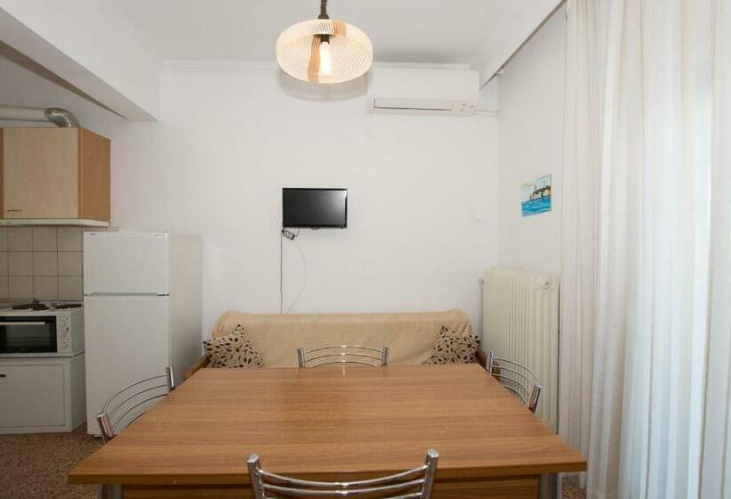 2ベッドルームアパートメント, Karayiannis