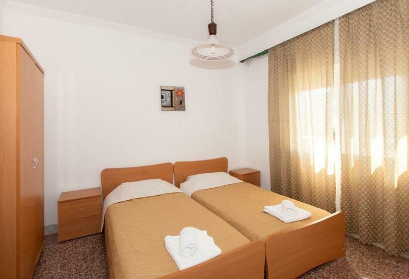 2ベッドルームアパートメント, Karayiannis