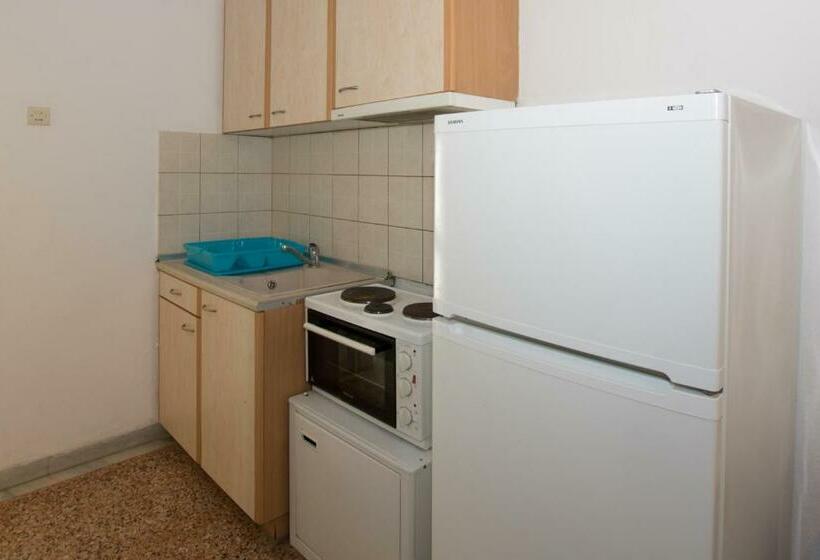 2ベッドルームアパートメント, Karayiannis