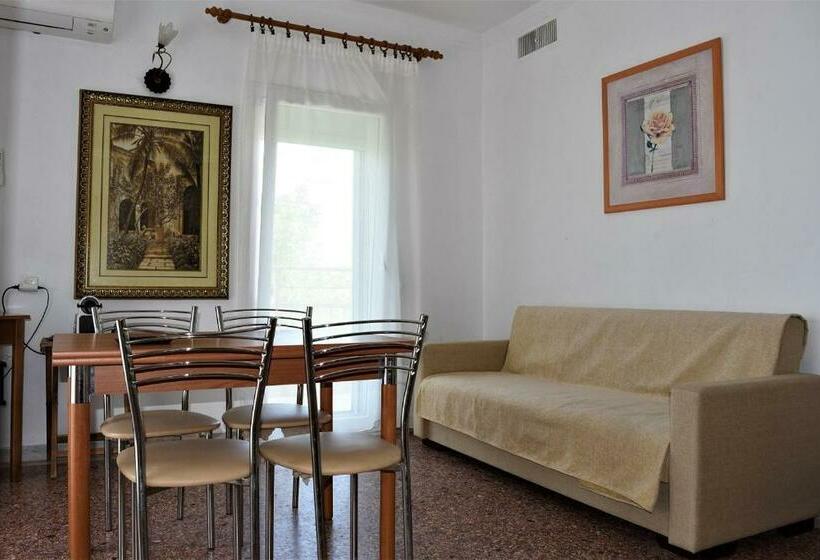 Family flat with sea view, Karayiannis