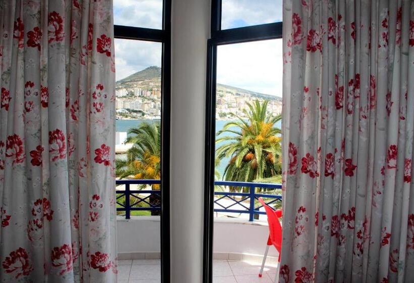 غرفة قياسية مطلّة علي البحر مزوَّدة بشُرفة, Ari