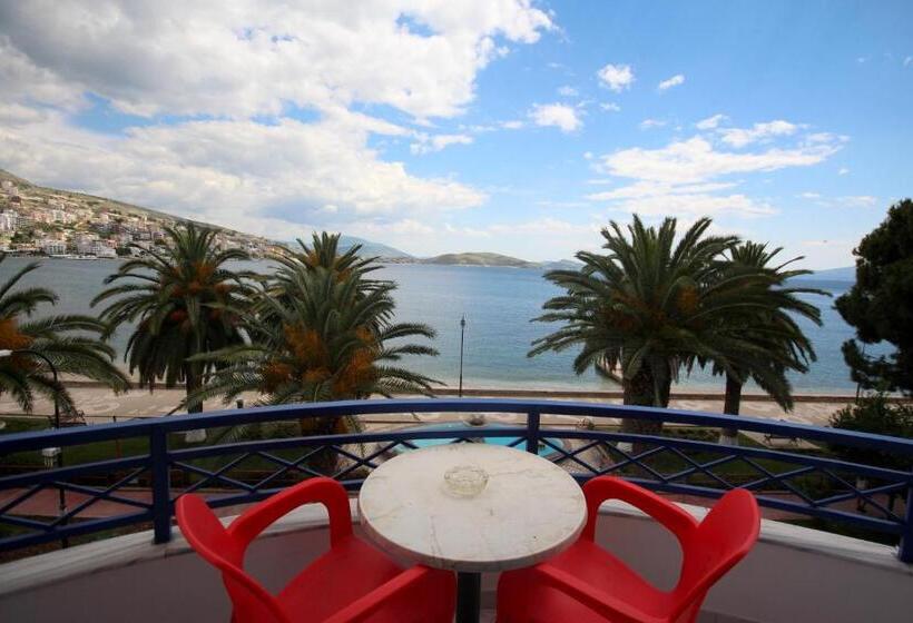 غرفة قياسية مطلّة علي البحر مزوَّدة بشُرفة, Ari