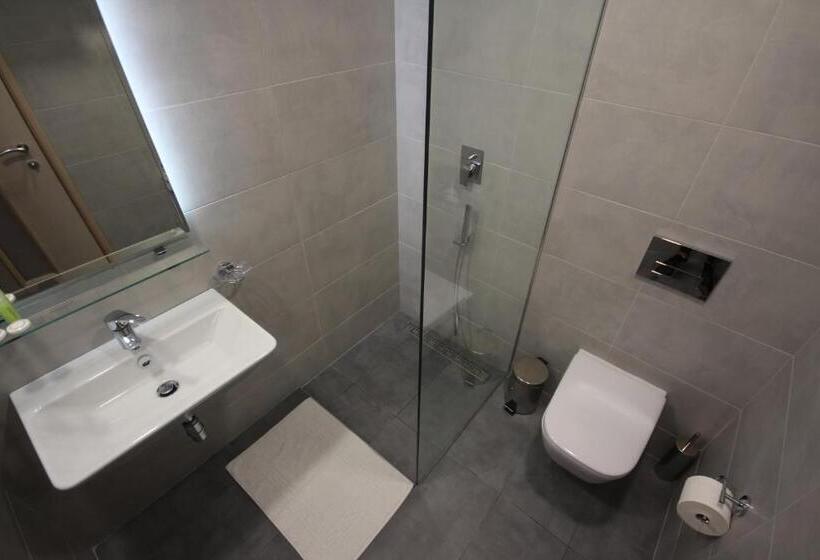 غرفة قياسية مطلّة علي البحر مزوَّدة بشُرفة, Ari