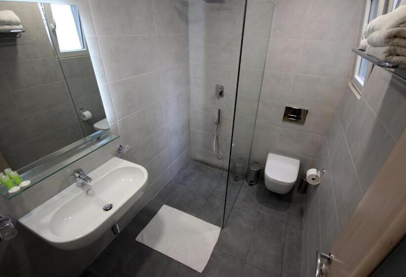 غرفة قياسية ثلاثية مزودة بشرفة, Ari