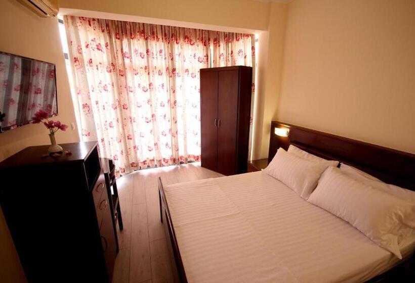 غرفة قياسية مطلّة علي البحر مزوَّدة بشُرفة, Ari