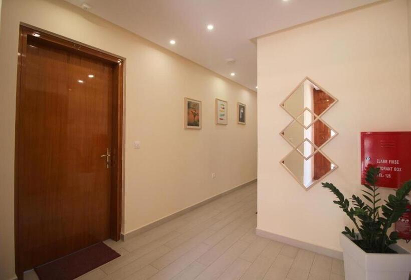 غرفة قياسية مطلّة علي البحر مزوَّدة بشُرفة, Ari