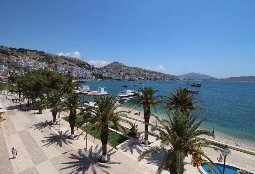 غرفة قياسية مطلّة علي البحر مزوَّدة بشُرفة, Ari