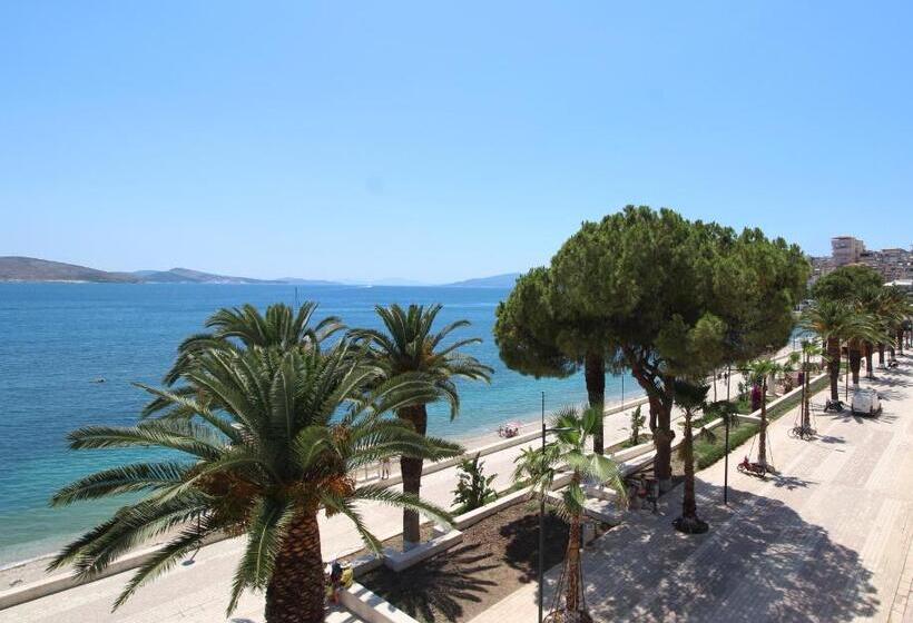 غرفة قياسية مطلّة علي البحر مزوَّدة بشُرفة, Ari