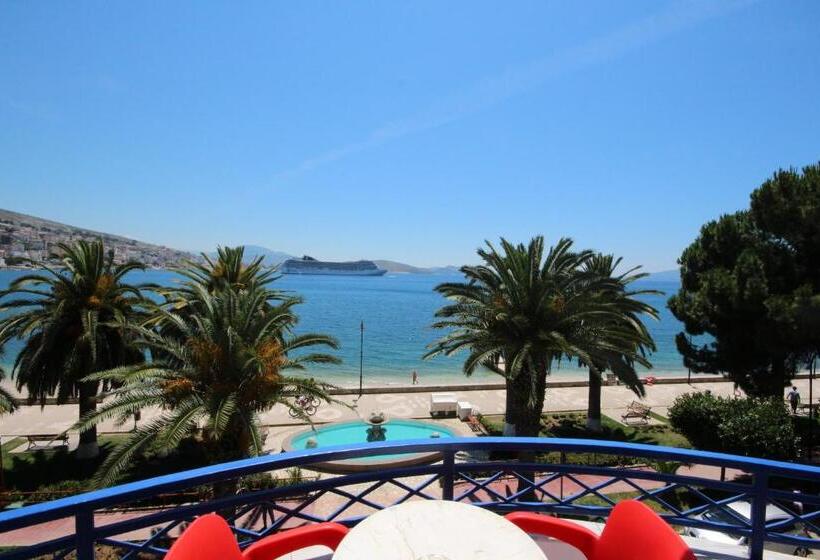 غرفة قياسية مطلّة علي البحر مزوَّدة بشُرفة, Ari