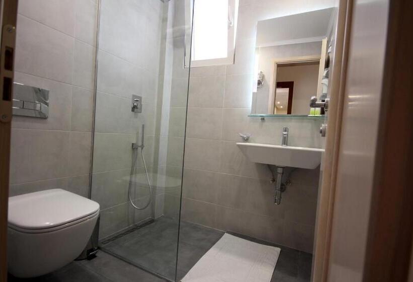 غرفة قياسية مطلّة علي البحر مزوَّدة بشُرفة, Ari