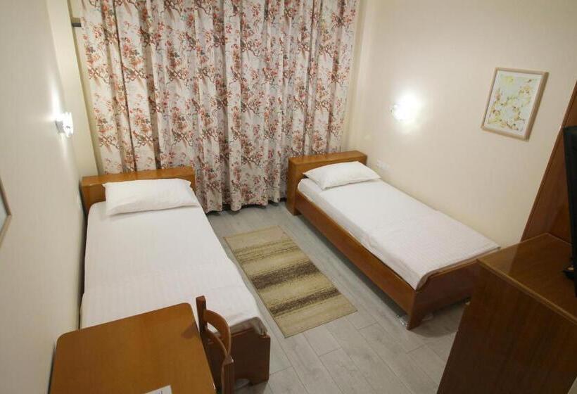 غرفة قياسية مطلّة علي البحر مزوَّدة بشُرفة, Ari