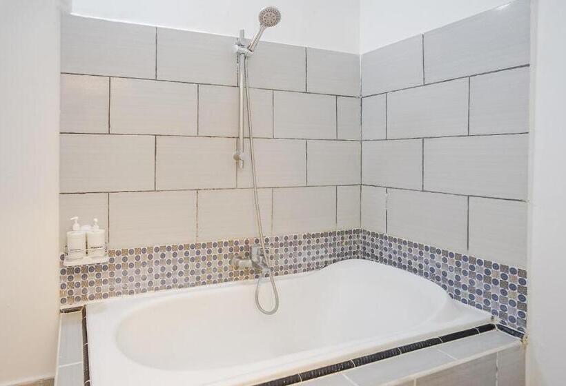 デラックスルーム, Kampung 168