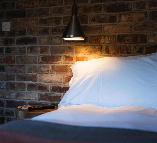 اتاق عادی, The Old Hall Inn