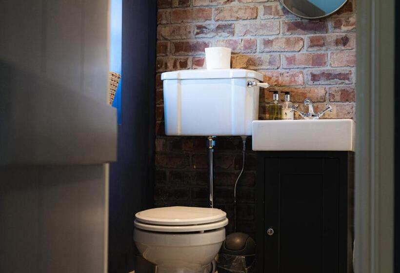 اتاق عادی, The Old Hall Inn