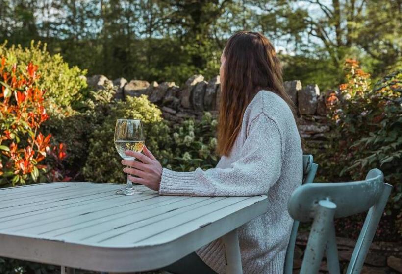 خانه 2 خوابه, The Old Hall Inn