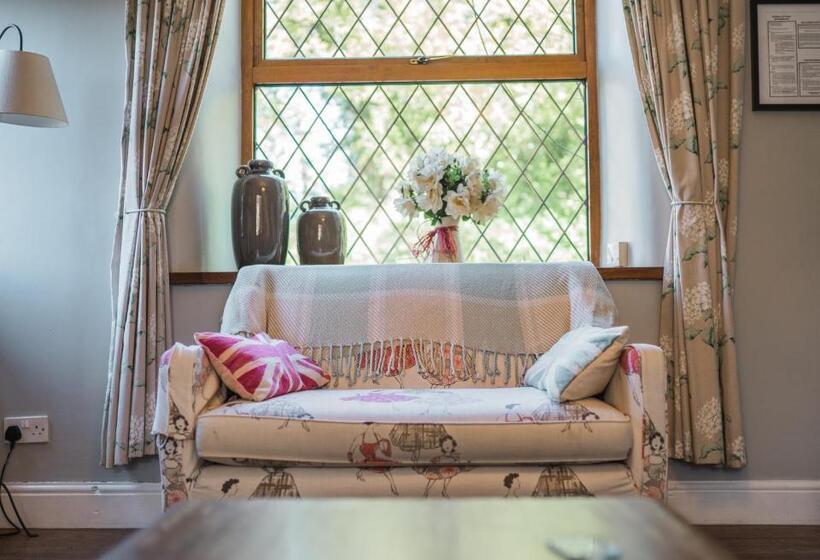 خانه 2 خوابه, The Old Hall Inn