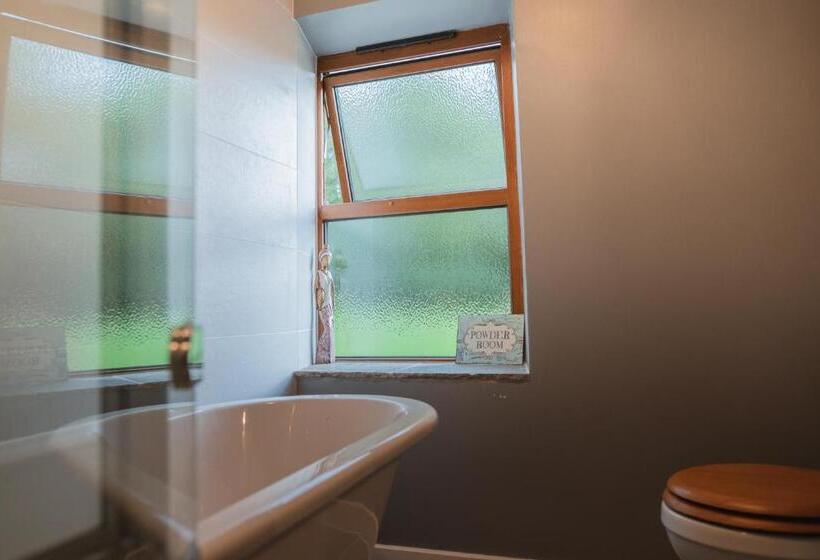 خانه 2 خوابه, The Old Hall Inn