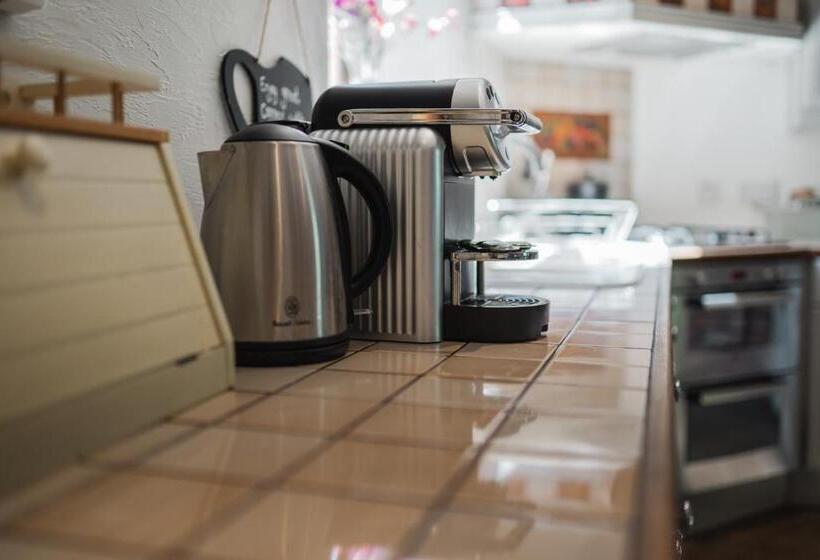 خانه 2 خوابه, The Old Hall Inn