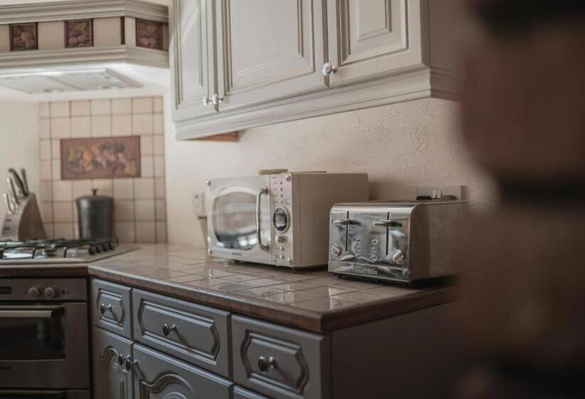 خانه 2 خوابه, The Old Hall Inn