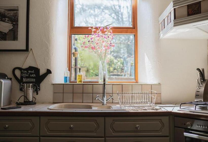 خانه 2 خوابه, The Old Hall Inn