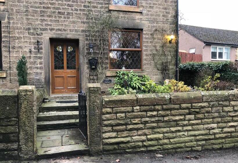 خانه 2 خوابه, The Old Hall Inn