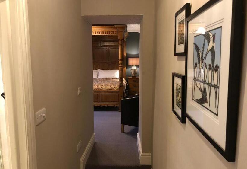 اتاق استاندارد با بالکن, The Old Hall Inn