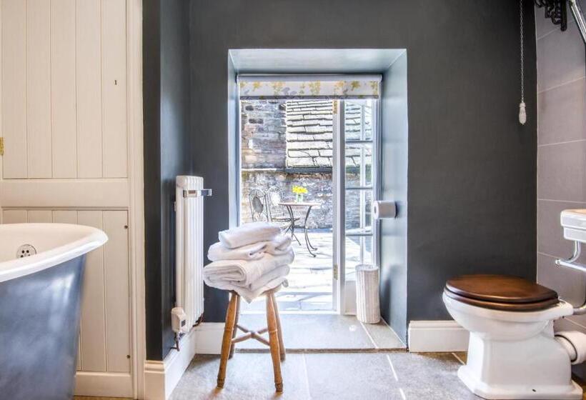 اتاق استاندارد با بالکن, The Old Hall Inn