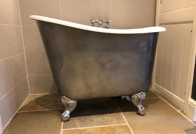 اتاق استاندارد با بالکن, The Old Hall Inn