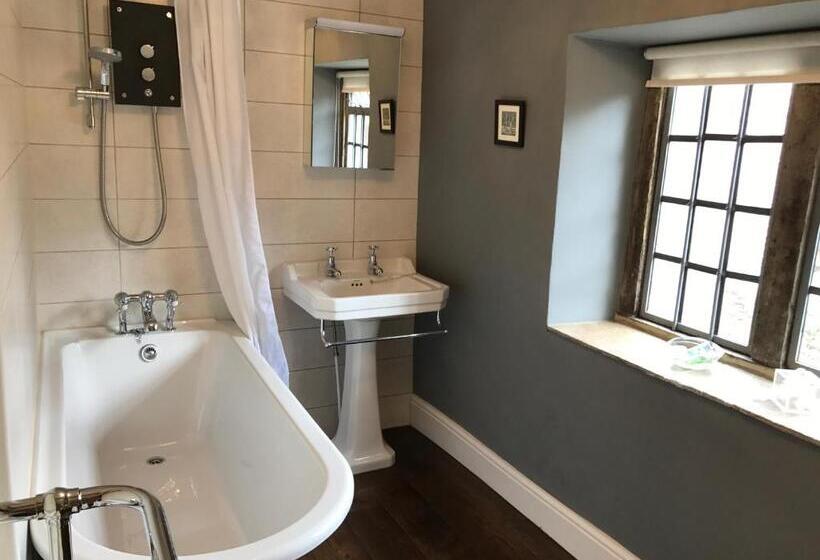 اتاق استاندارد, The Old Hall Inn