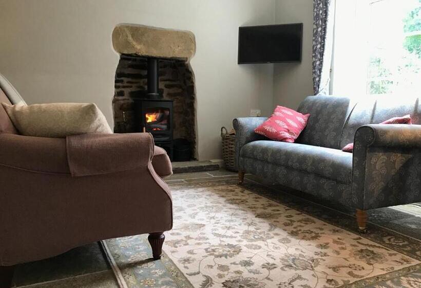 خانه 3 خوابه, The Old Hall Inn