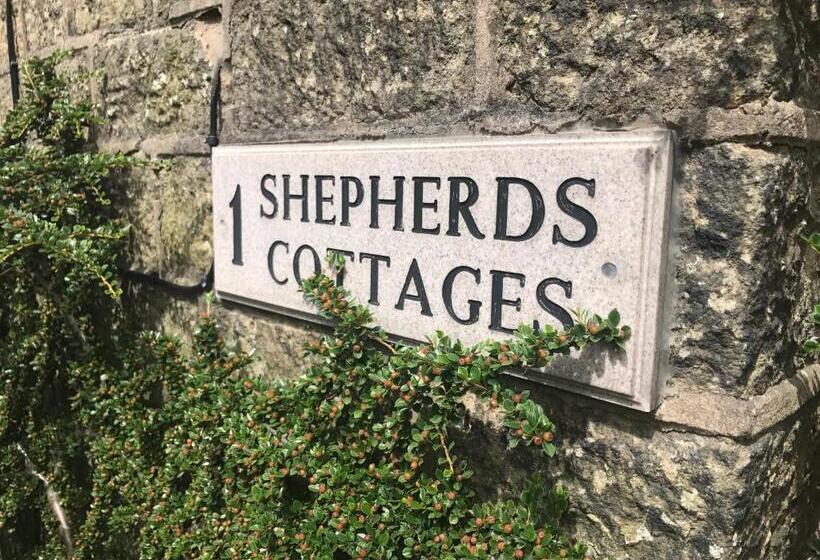 خانه 3 خوابه, The Old Hall Inn