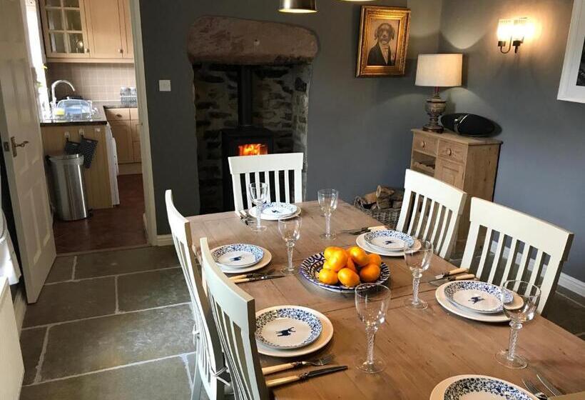 خانه 3 خوابه, The Old Hall Inn