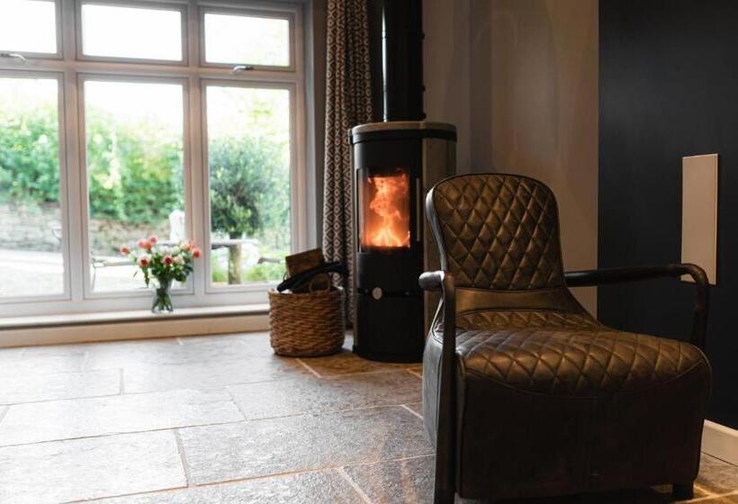 استودیو استاندارد با چشمانداز, The Old Hall Inn