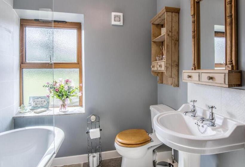 خانه 2 خوابه, The Old Hall Inn