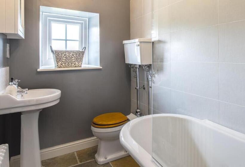 خانه 3 خوابه, The Old Hall Inn