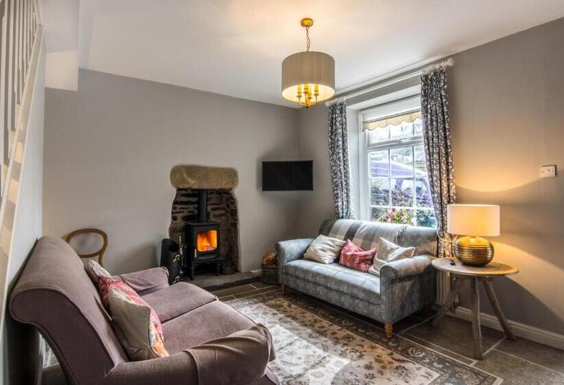 خانه 3 خوابه, The Old Hall Inn