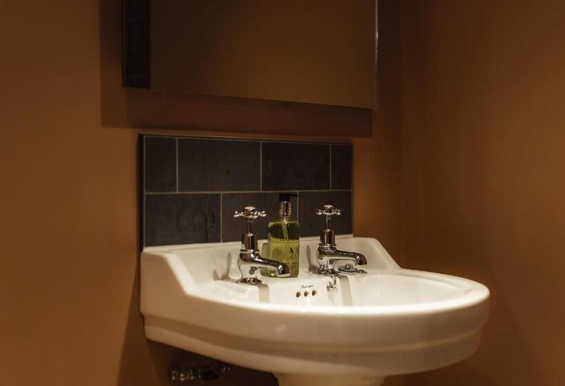 استودیو استاندارد با چشمانداز, The Old Hall Inn