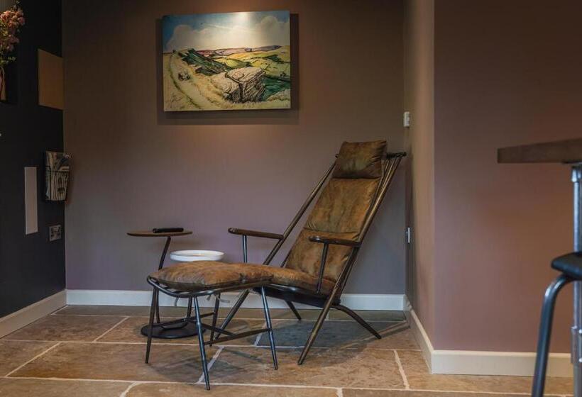 استودیو استاندارد با چشمانداز, The Old Hall Inn