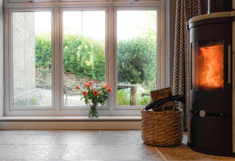 استودیو استاندارد با چشمانداز, The Old Hall Inn