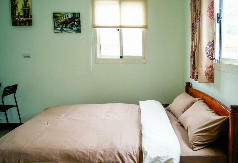 اتاق استاندارد, Happy Tree Hostel