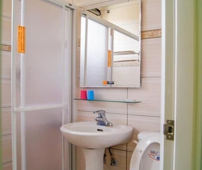 اتاق استاندارد, Happy Tree Hostel