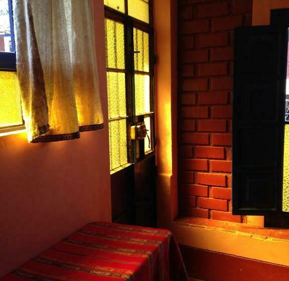 اتاق کلاسیک سه تخته, La Casita De Mi Abuela