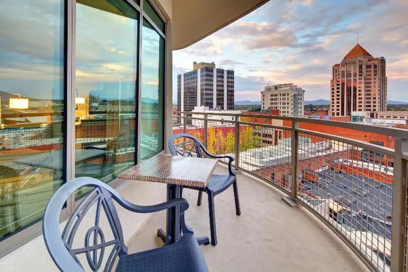 キングサイドベッドのスタンダードワンルーム, Hampton Inn & Suites Roanokedowntown