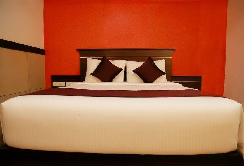 Deluxe Room, The Dunes Continental